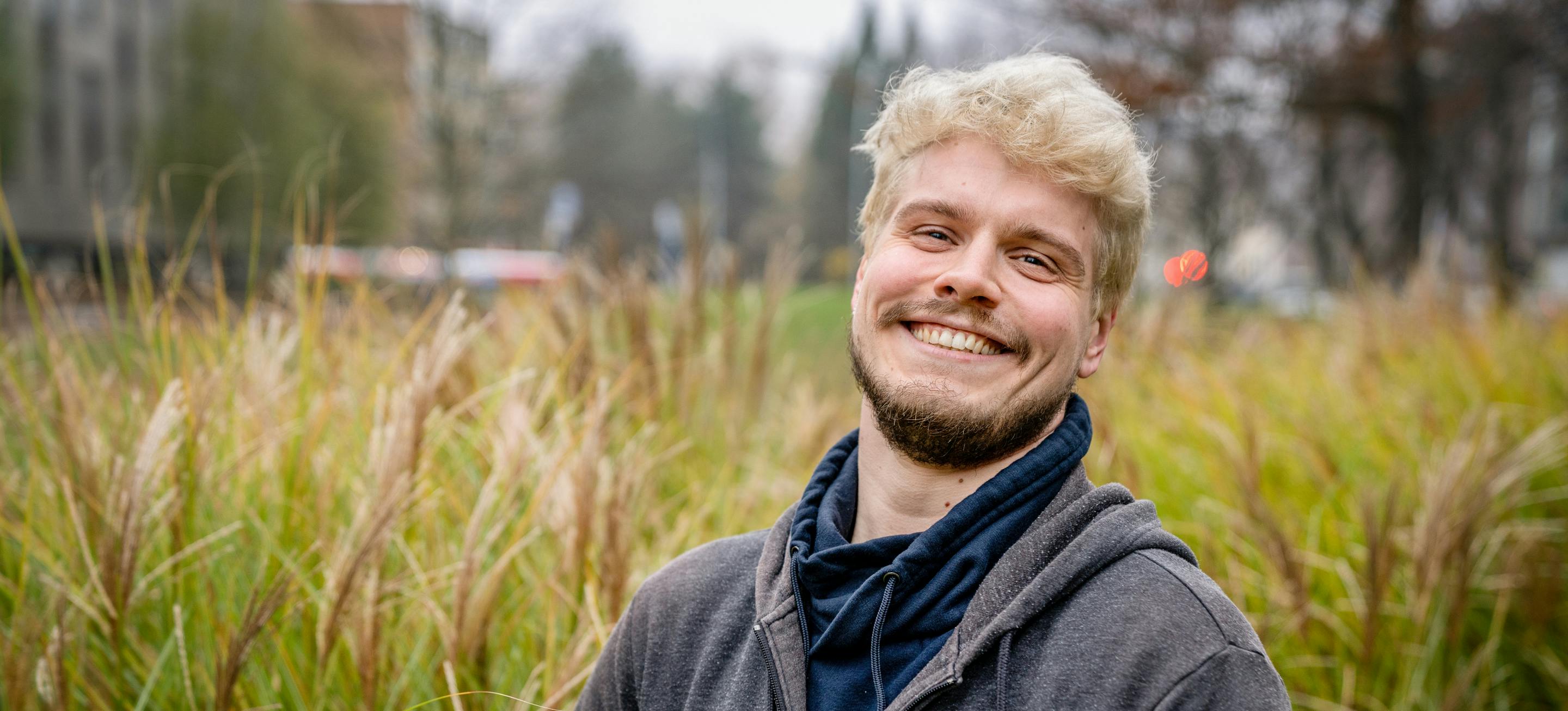 Portrait eines jungen blonden Mannes in einem Park in Hamburg
